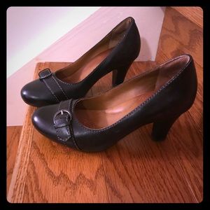 Clarks genuine leather black heel pumps w/ buckle